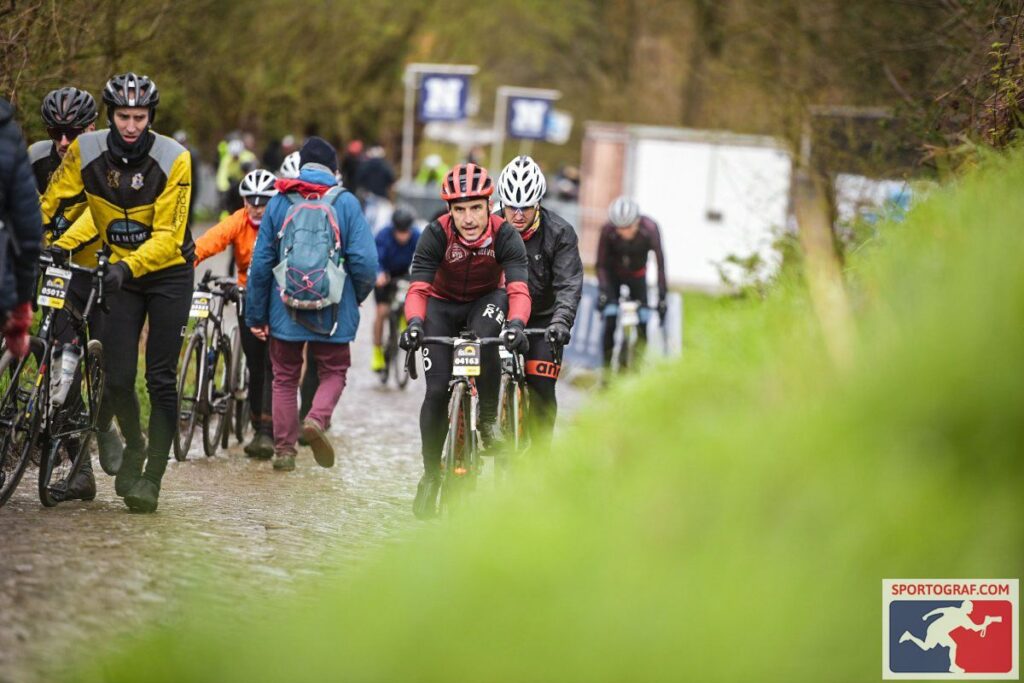 El Koppenberg se puede subir en bici - Tour de Flandes 2024